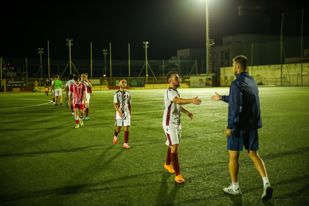 Joueurs du centre de formation de football serrant la main de leurs adversaires à la fin d'un match | ProEvolution Academy