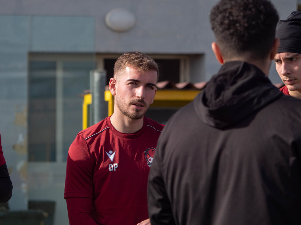 Joueur de la ProEvolution Academy écoutant les instructions du coach