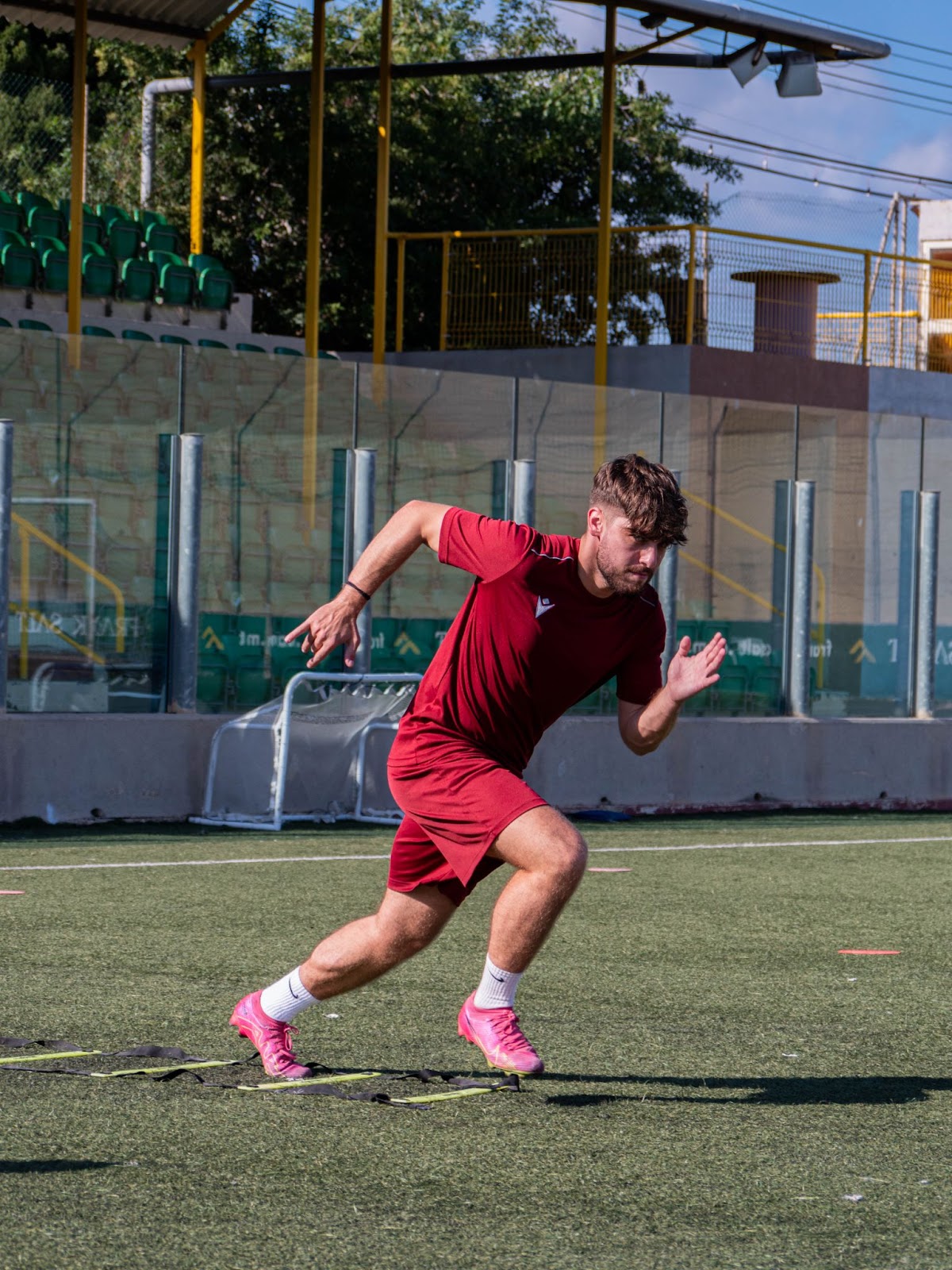 Joueur de la ProEvolution Academy en sprint travaillant son endurance à l'entrainement