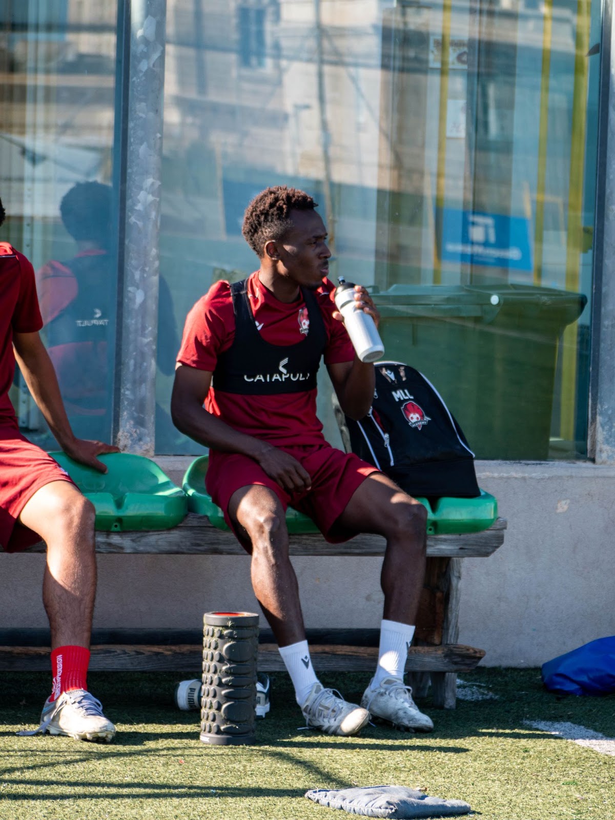 Joueur de la ProEvolution Academy s'hydratant à l'entrainement