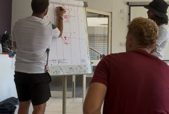 Joueur de la ProEvolution Academy lors d'une séance d'analyse tactique