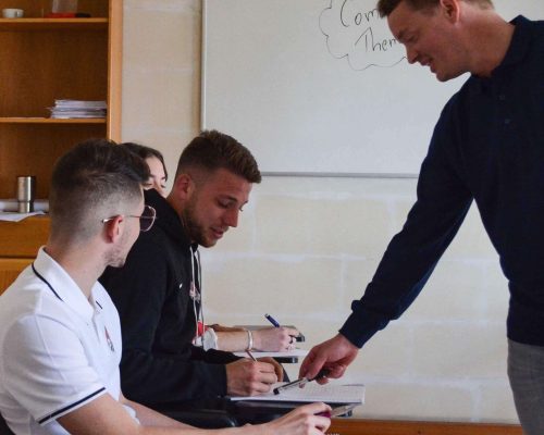 Prof d’Anglais et Joueur du Centre de Formation de Football | ProEvolution Academy Prof d'Anglais qui Enseigne à un Joueur du Centre de Formation de Football | ProEvolution Academy